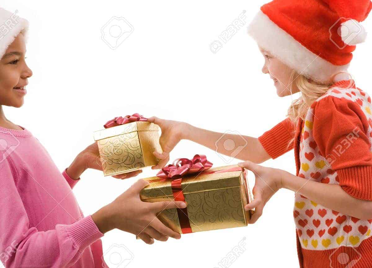 amigos felices intercambiando regalos