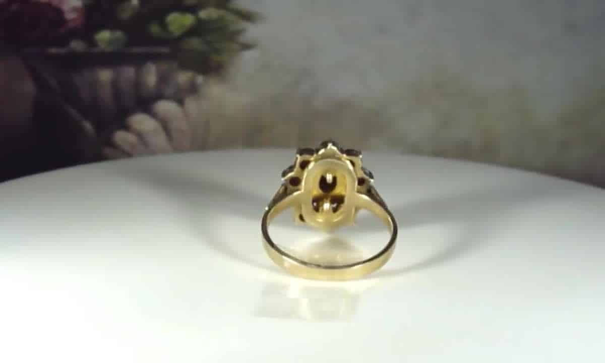 anillo de oro enderezado