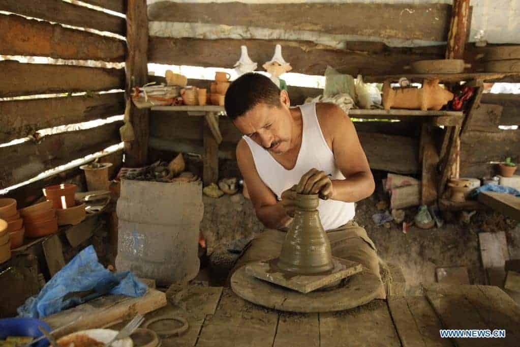 artesanos elaborando vasijas