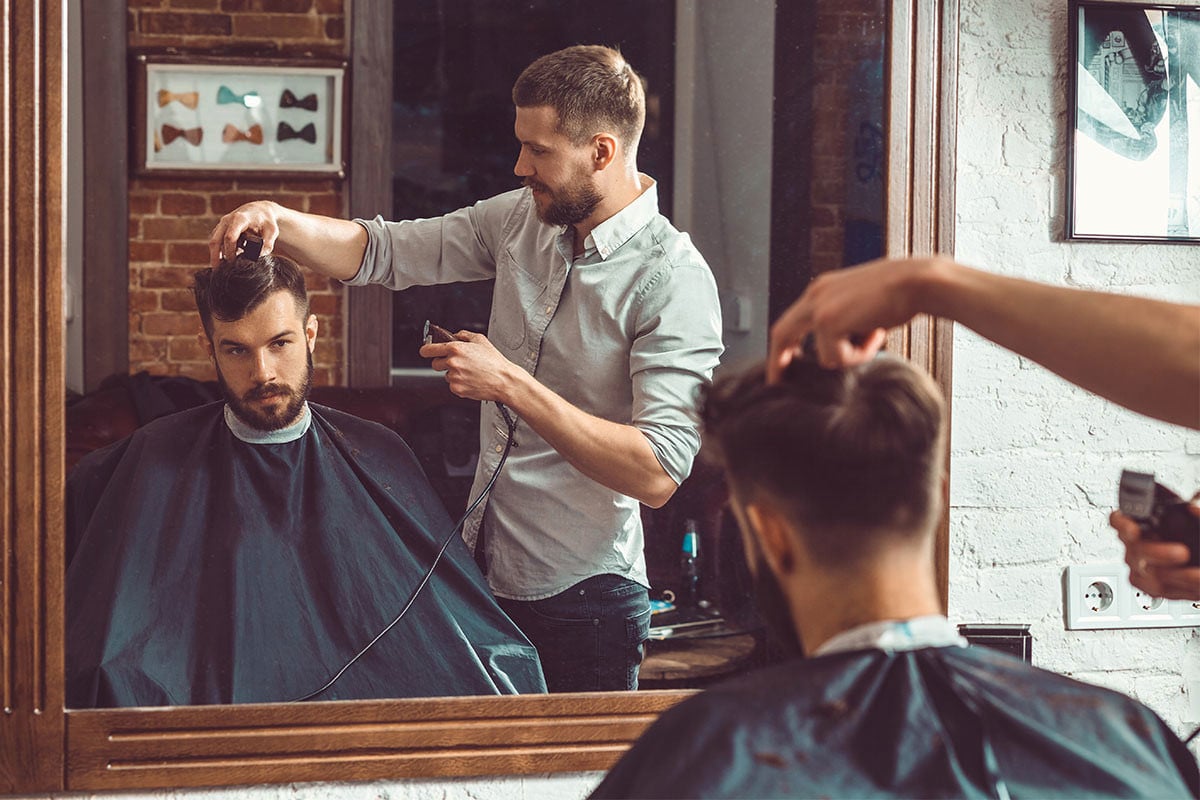 barbero cortando cabello