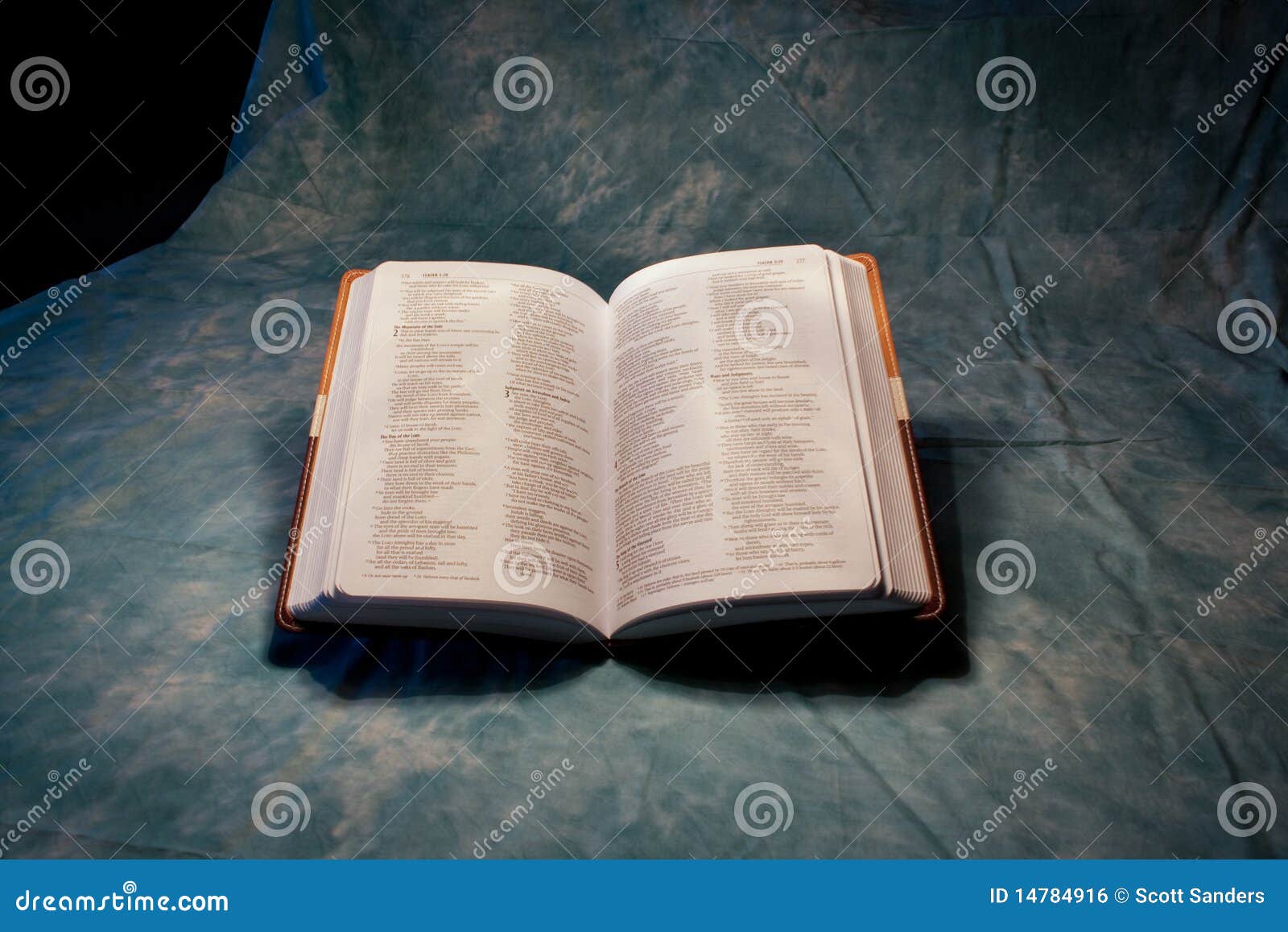 biblia abierta con post its