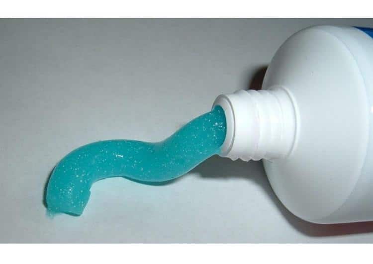 brillo de plasticos con pasta dental