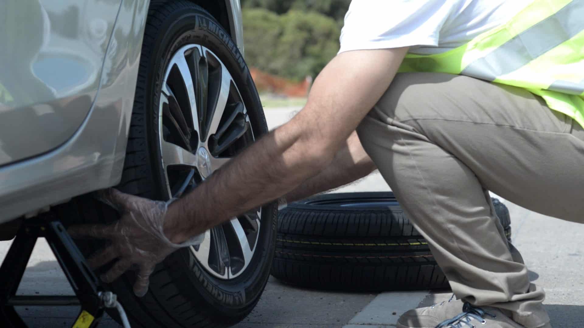 cambio de cubierta de auto