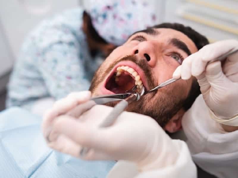 dentista quitando una muela