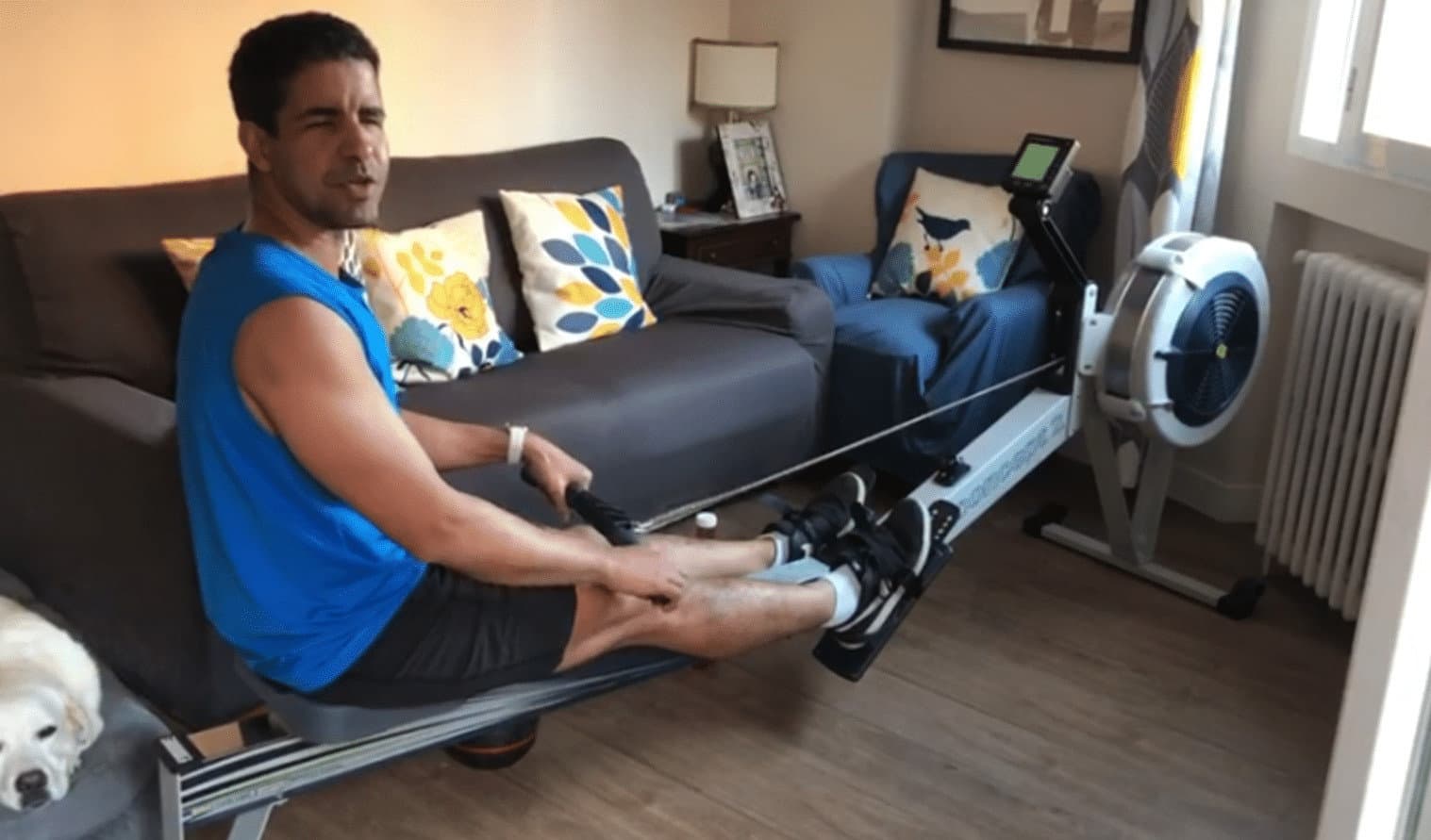 deportista entrenando en casa