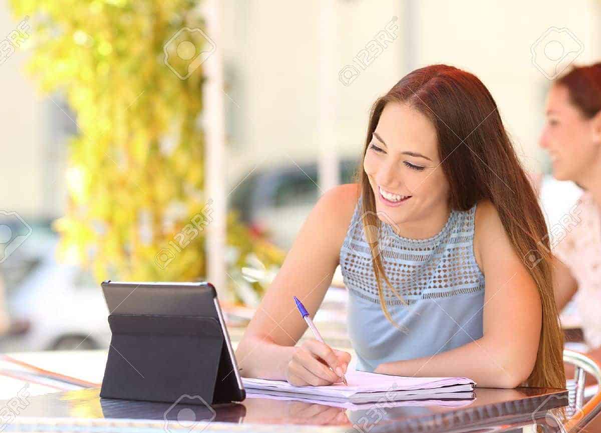 estudiante estudiando feliz