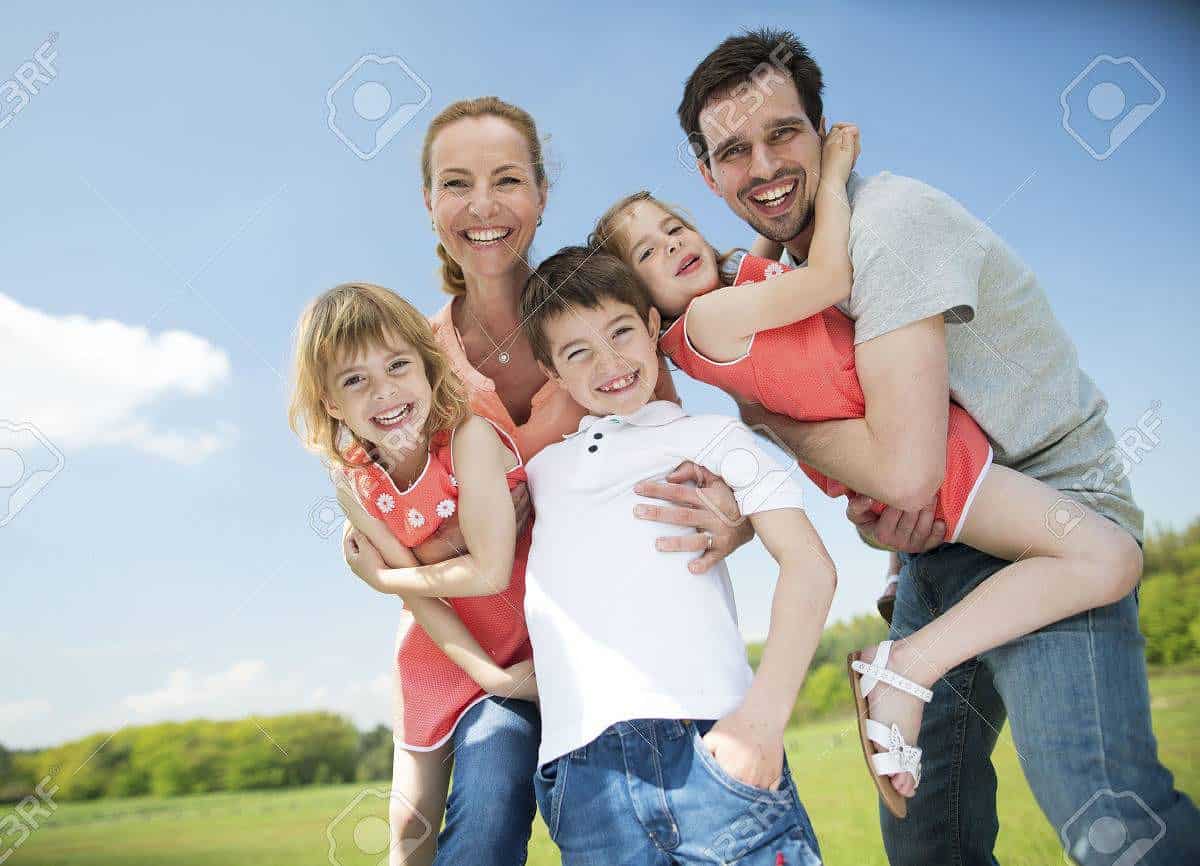 familia feliz con ninos