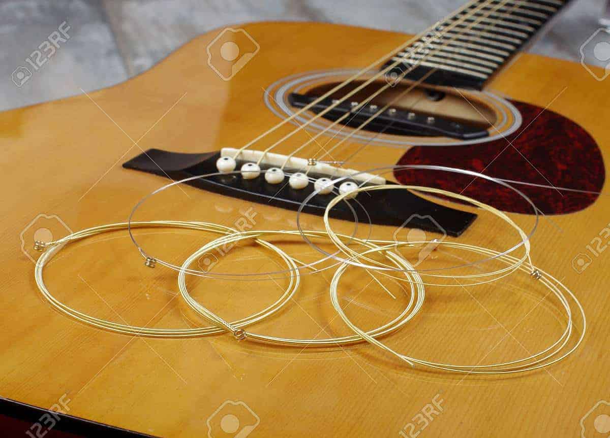 guitarra acustica con cuerdas