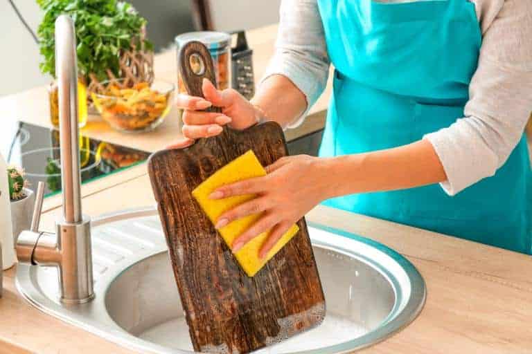 Cómo limpiar y desinfectar una tabla de cortar de madera