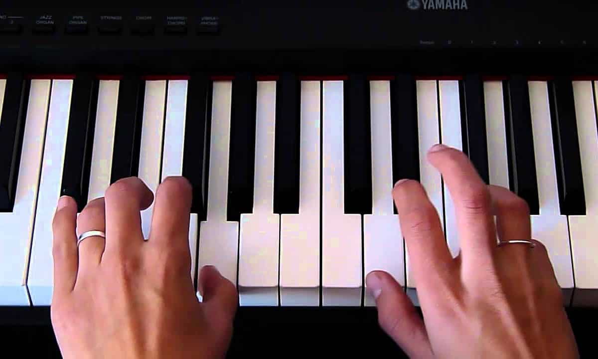 manos en el piano