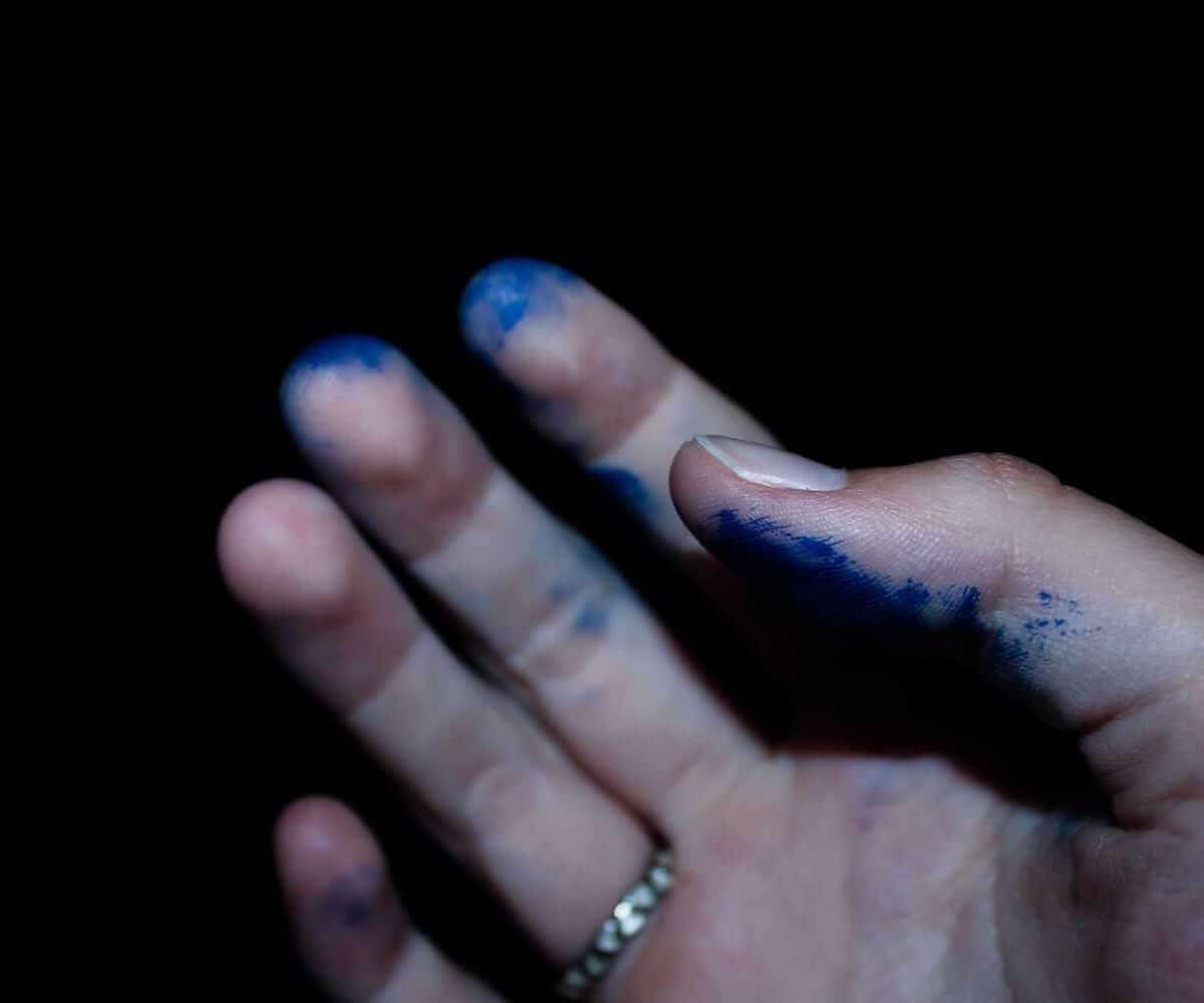 manos manchadas de tinte