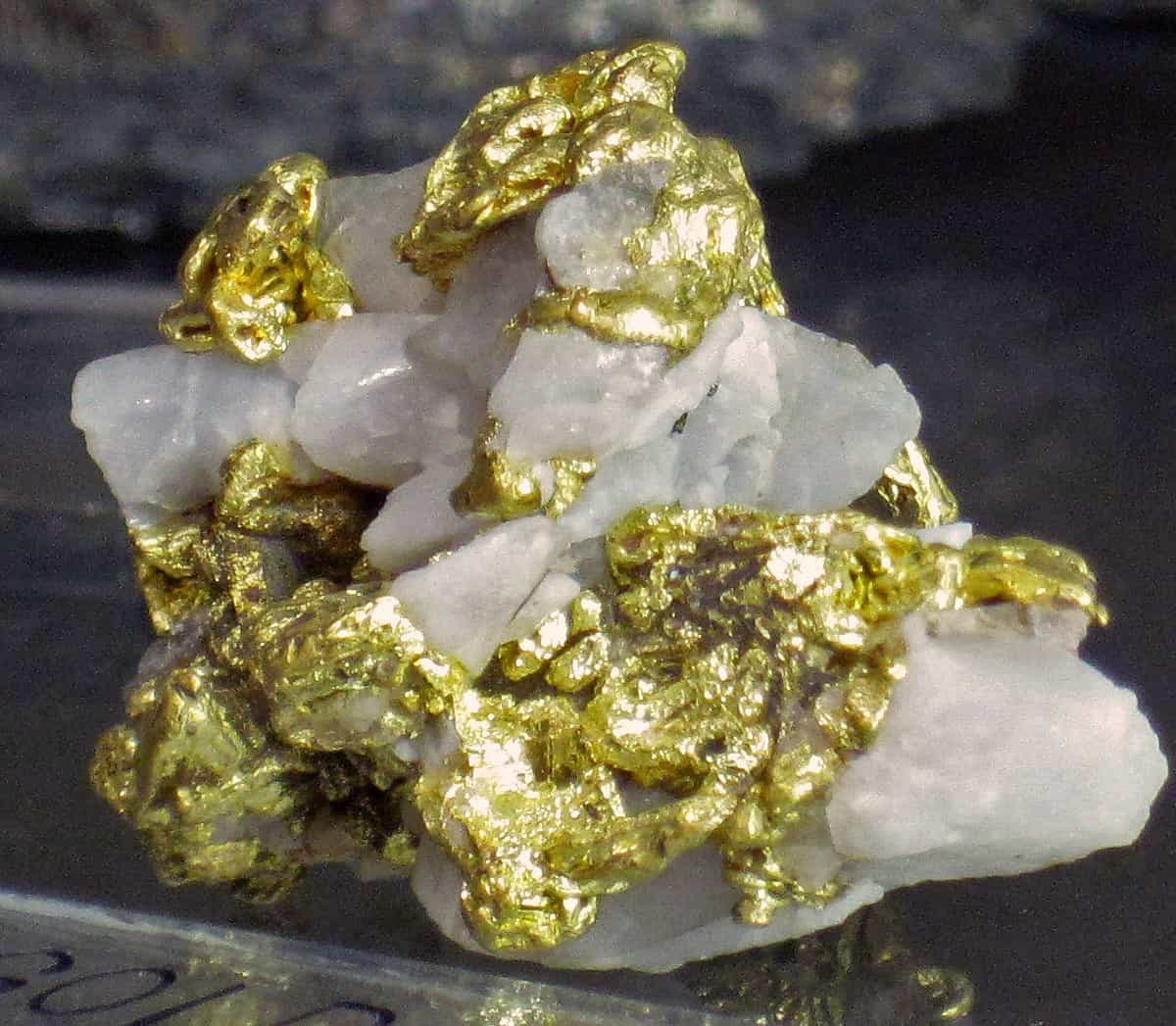 mineral de oro