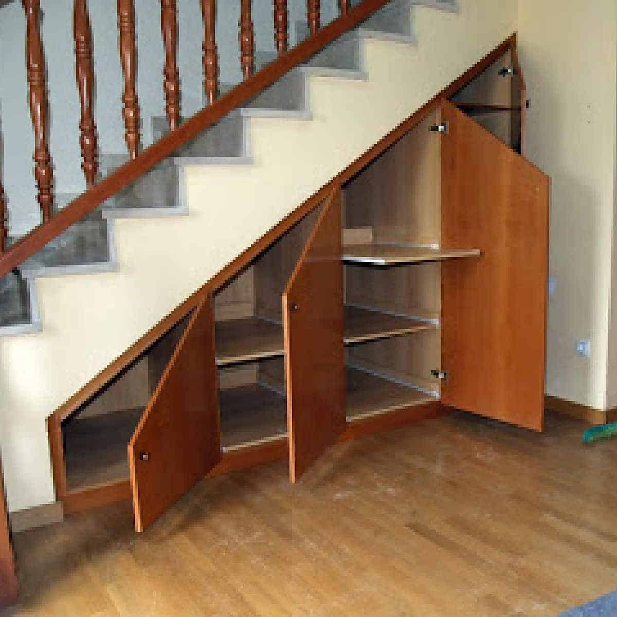 mueble debajo de escalera