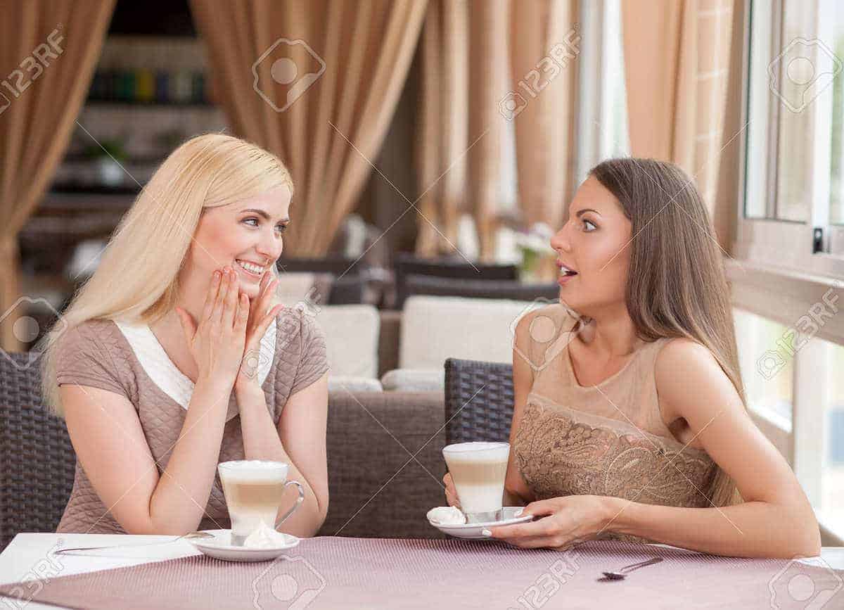 mujer hablando con otra