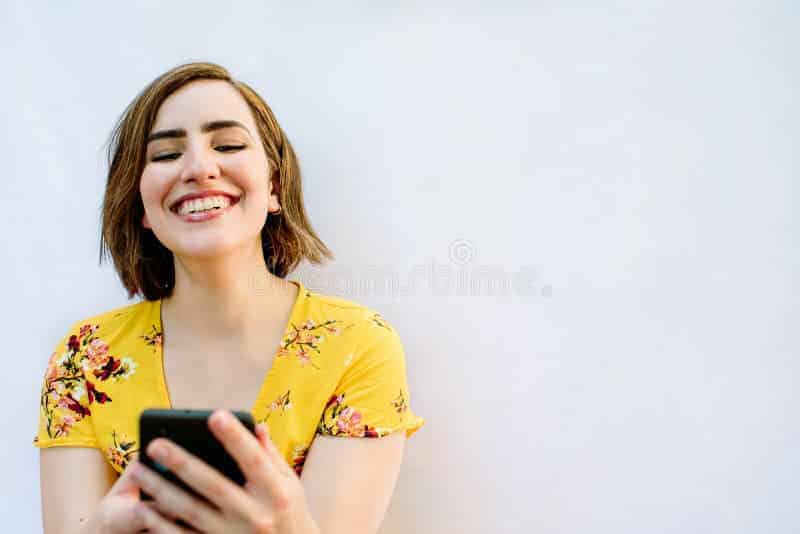 mujer sonriendo con celular