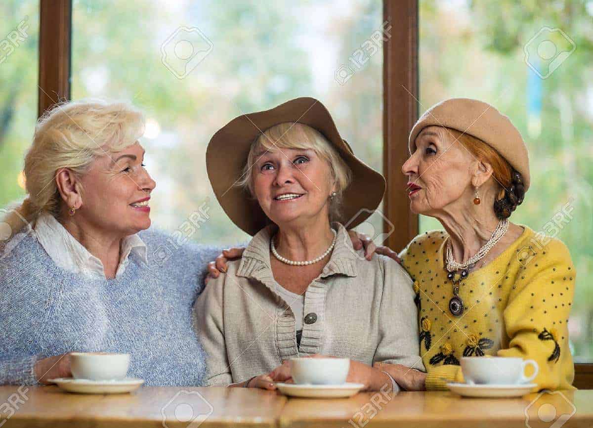 mujeres mayores charlando