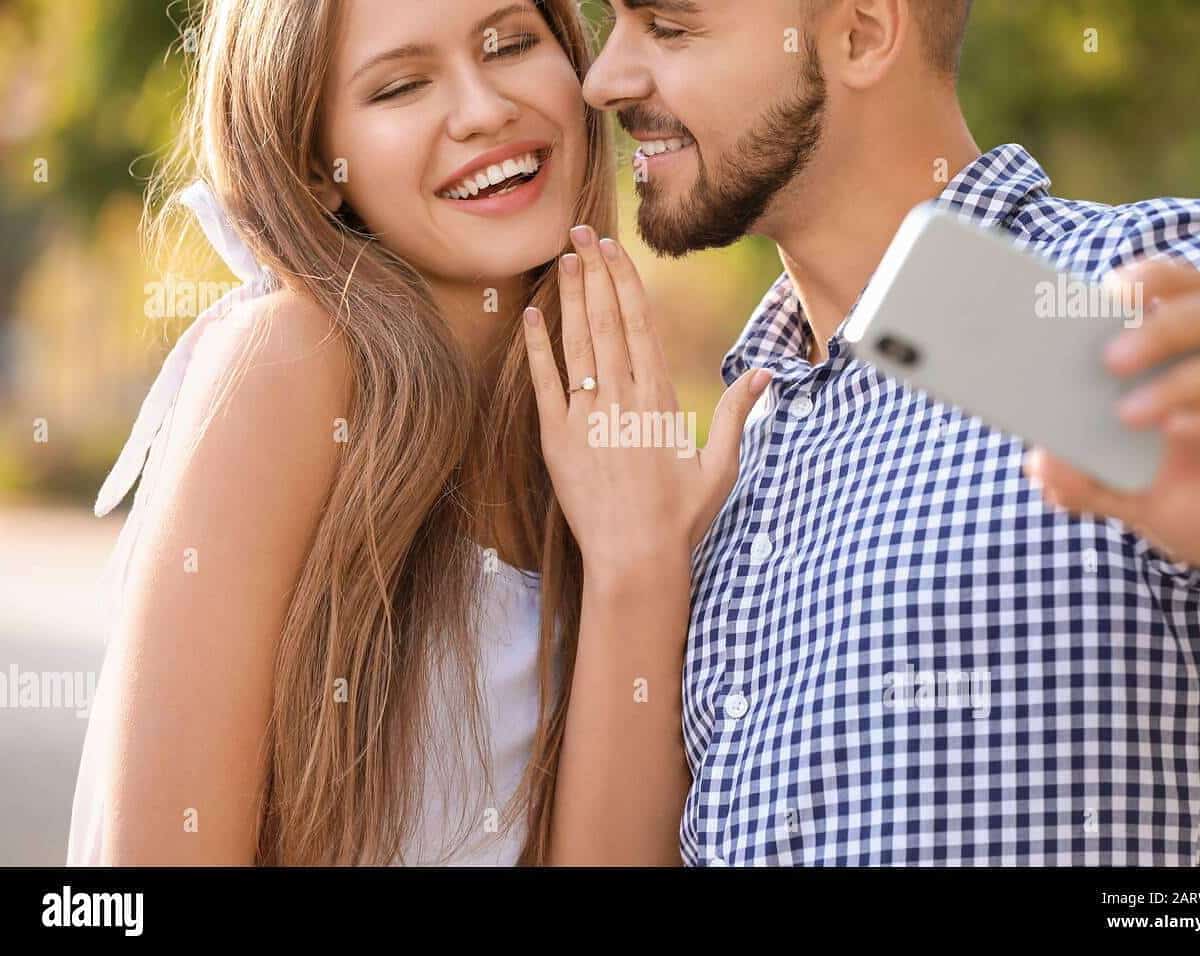 pareja feliz y comprometida