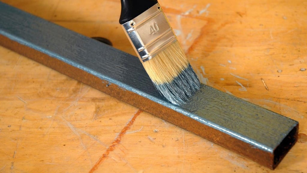 pintura en superficie de metal