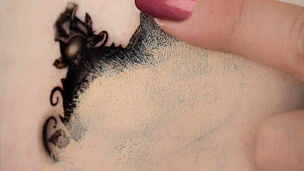 tatuaje cubierto con maquillaje