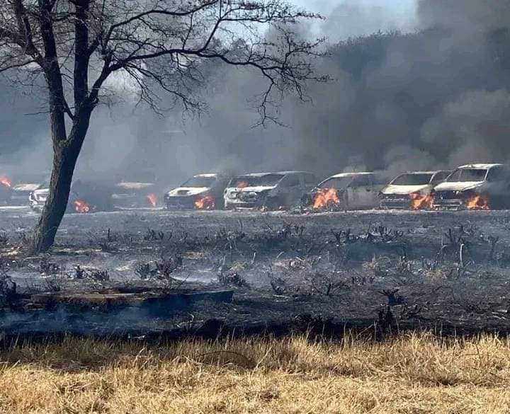 49 autos se incendian durante carrera en desierto de Botswana