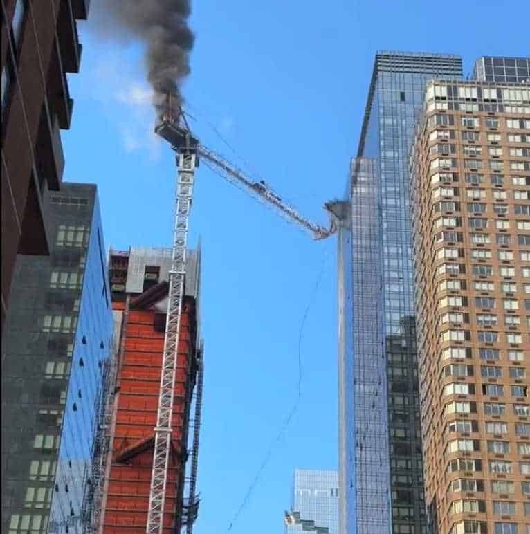 Grúa en llamas en Manhattan deja 12 heridos