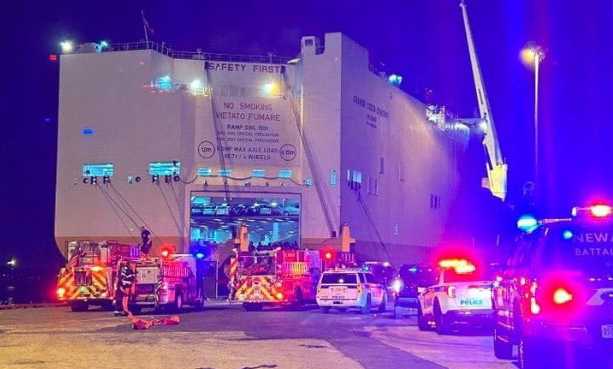 Mueren 2 bomberos incendio en buque de carga en Nueva Jersey