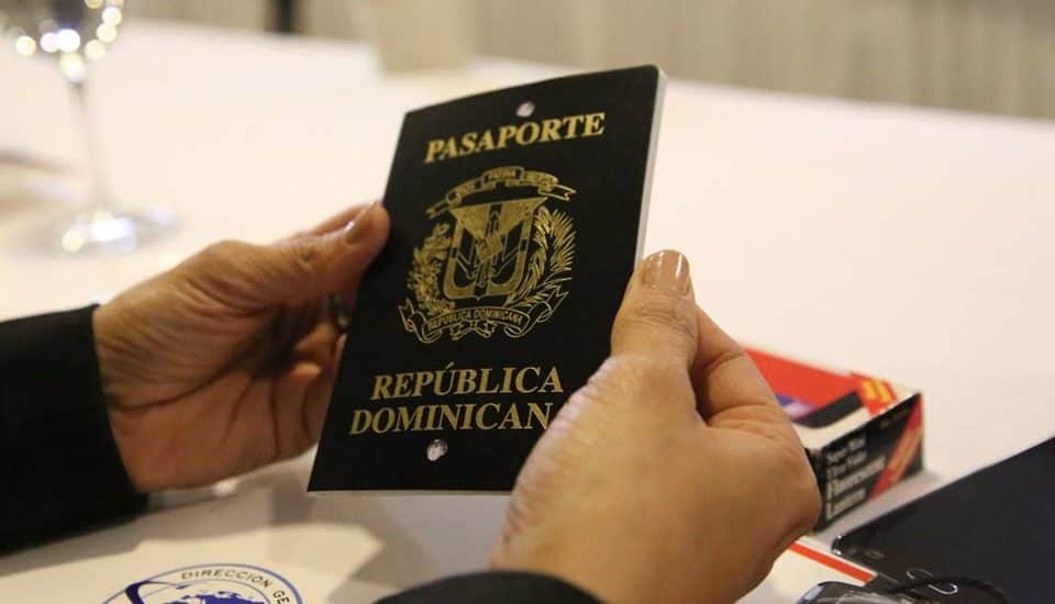 Abinader impulsa uso pasaporte electrónico en la RD