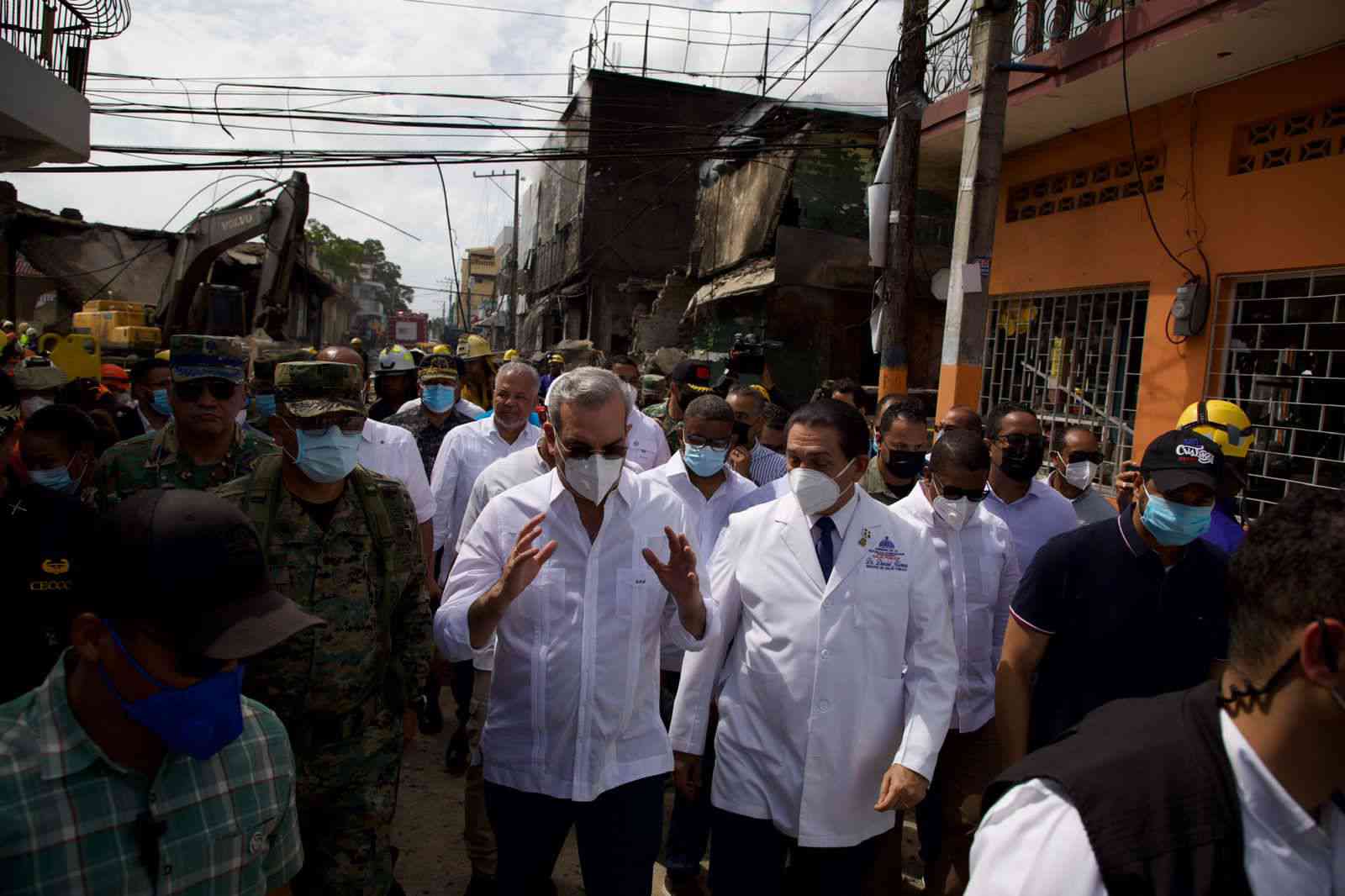 Abinader visita zonas afectadas por explosión en San Cristóbal