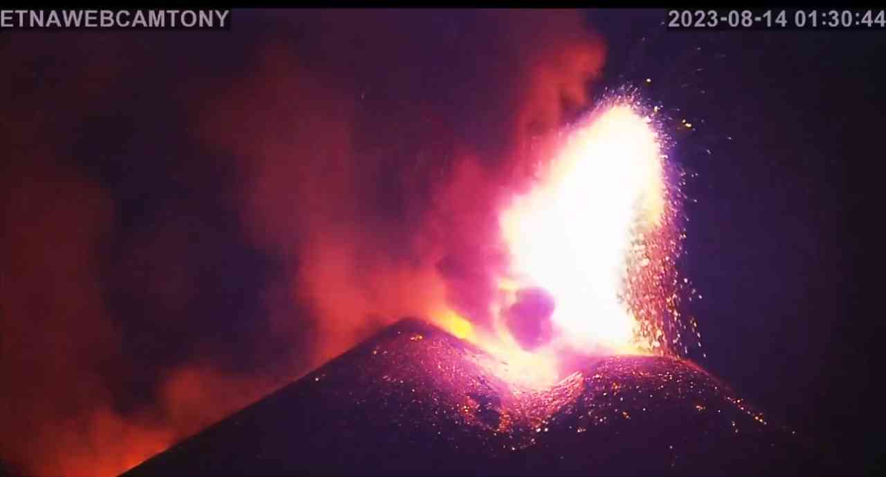 Aeropuerto de Catania cierra por erupción del volcán Etna