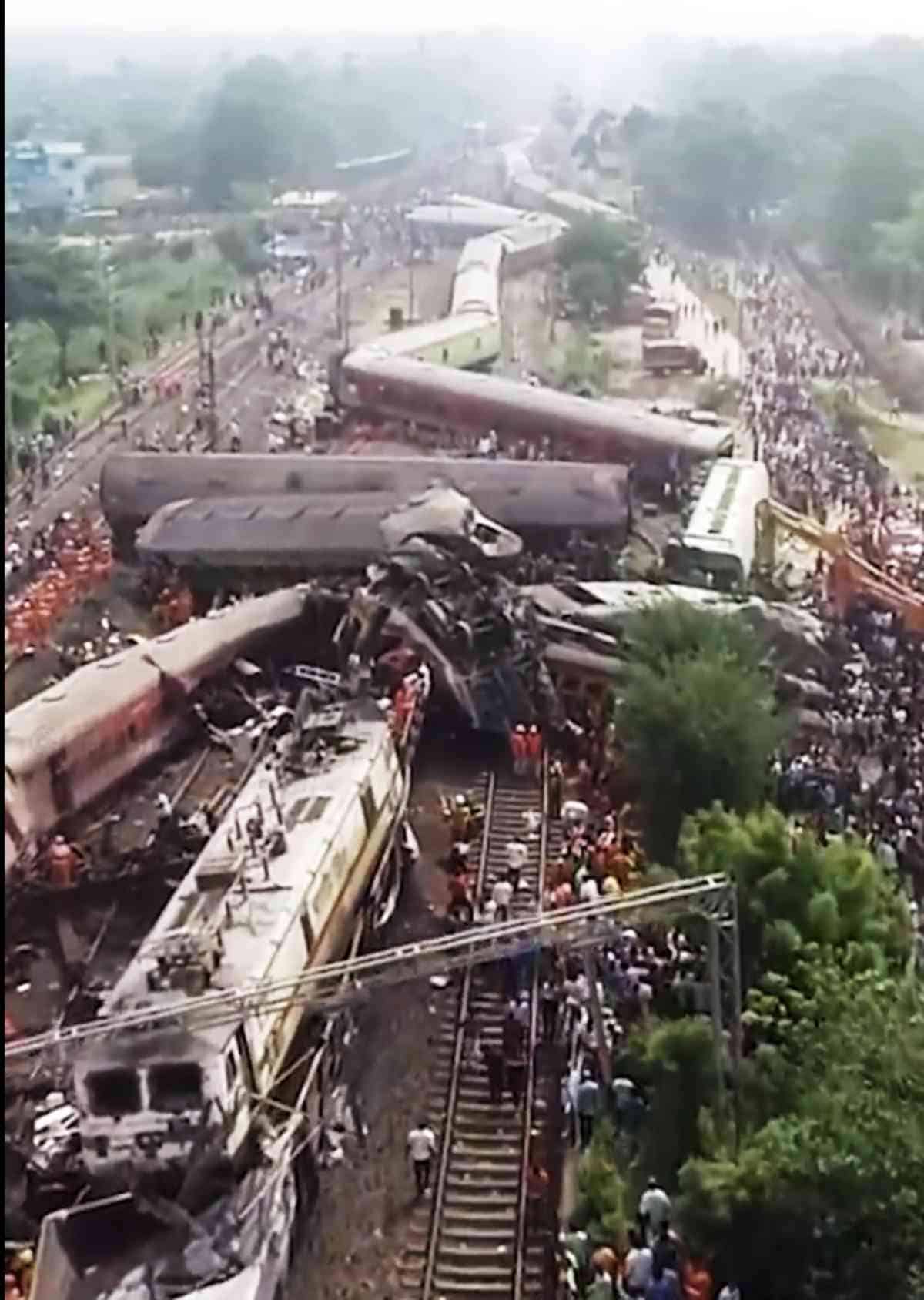 22 muertos descarrilamiento tren de pasajeros en Pakistán
