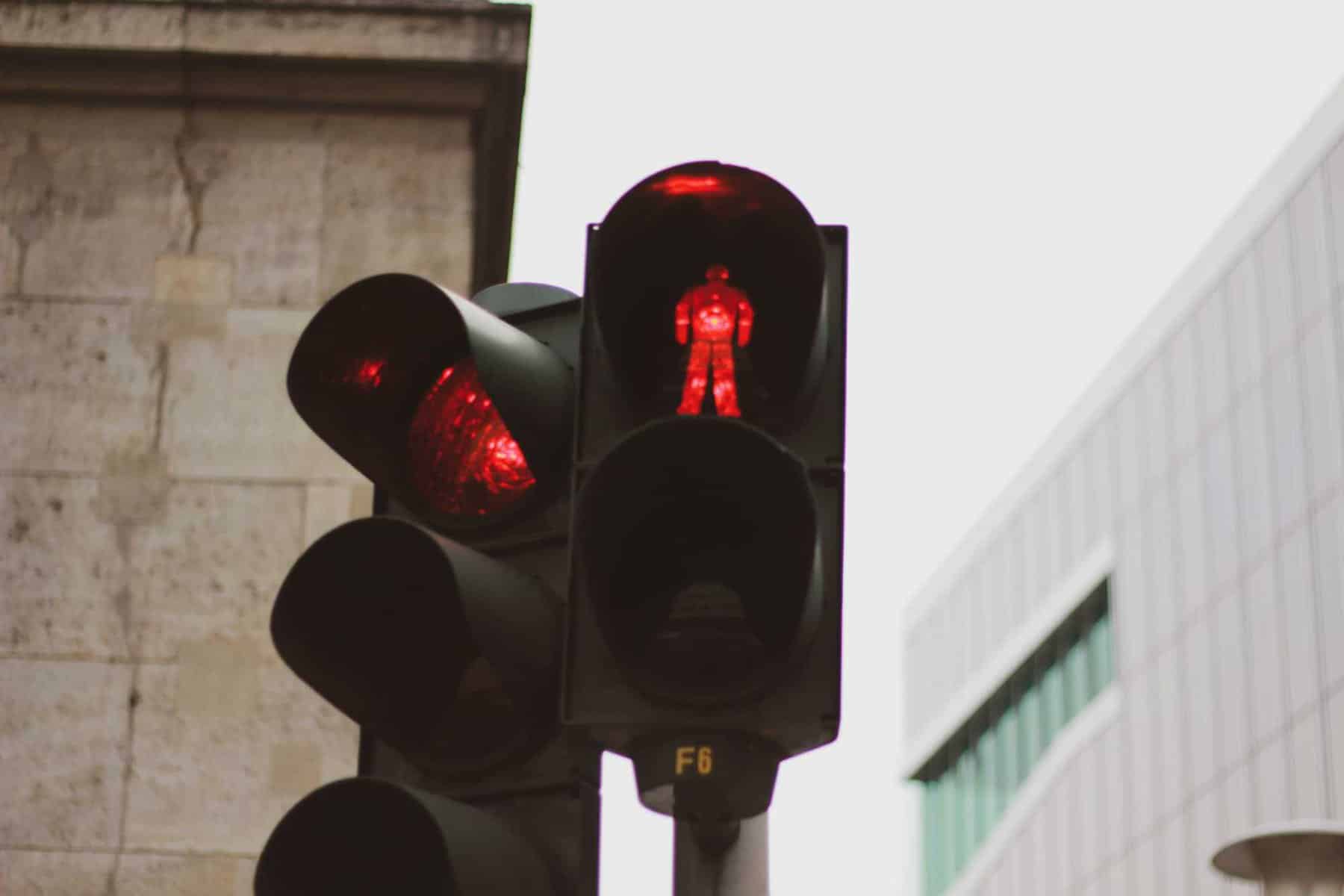Paralizan contrato INTRANT para modernizar semáforos