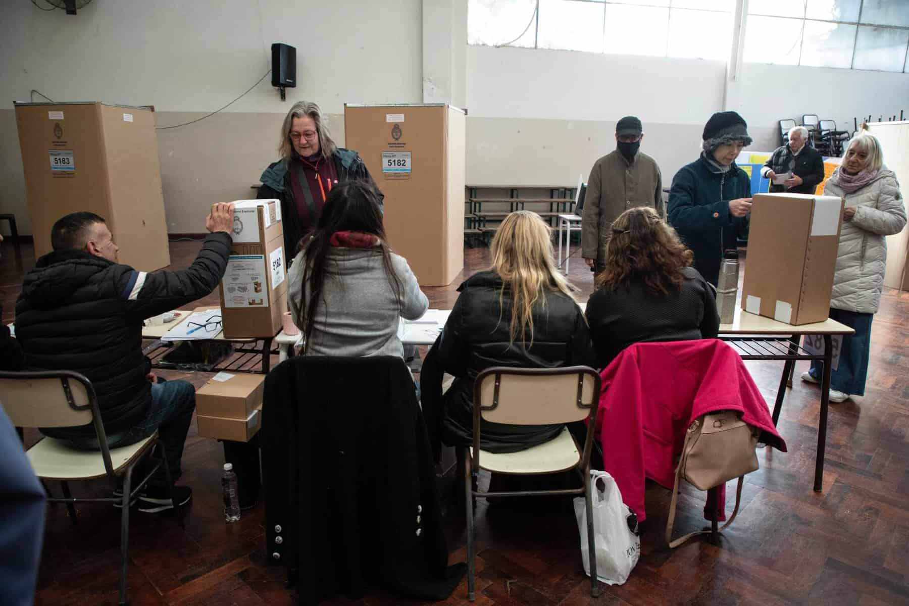 Abren centros de votación para segunda vuelta electoral en Argentina