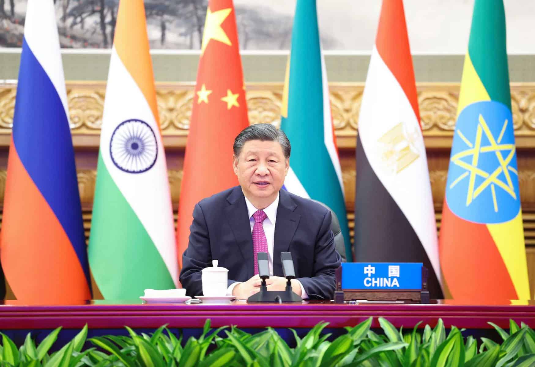 BEIJING, 21 noviembre, 2023 (Xinhua) -- El presidente chino, Xi Jinping, pronuncia un discurso titulado "Trabajar por un Alto el Fuego y Materializar la Paz y la Seguridad Duraderas" en la reunión conjunta extraordinaria de los líderes del BRICS y de los líderes de los miembros invitados del BRICS sobre la situación en el Oriente Medio con referencia particular a Gaza, el 21 de noviembre de 2023. (Xinhua/Huang Jingwen)