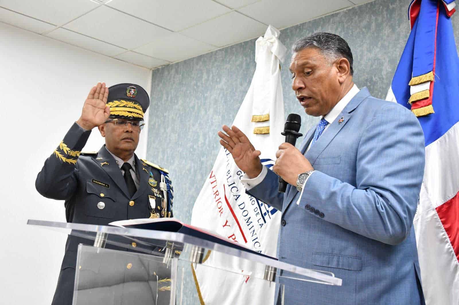 Guzmán Peralta asume como director Policía Nacional