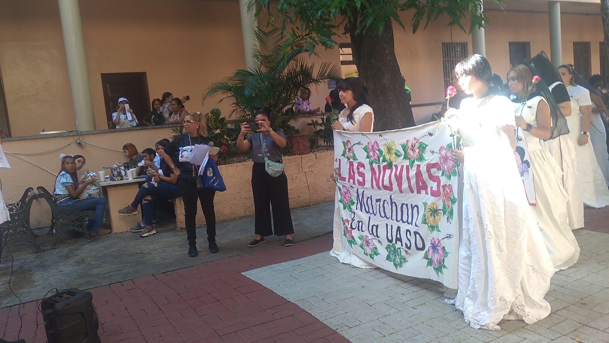 Santiago se une a la lucha contra la violencia de género con la marcha de las novias