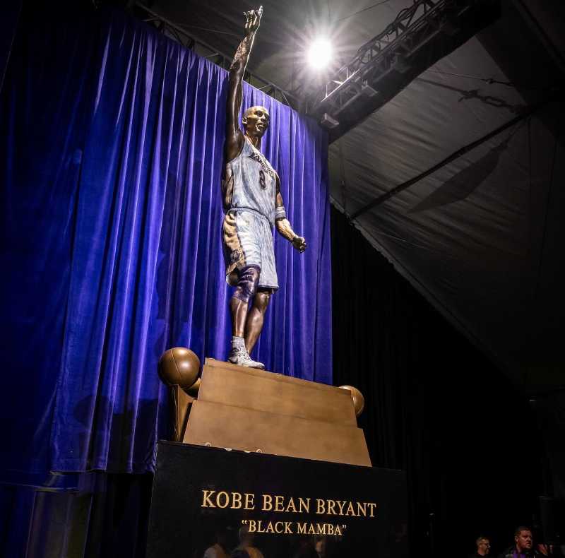 Kobe Bryant con estatua