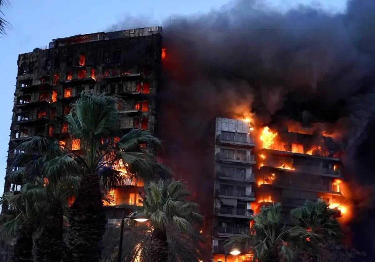 4 muertos y 19 desaparecidos tras incendio edificio en Valencia