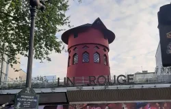 Caen las aspas del cabaret parisino Moulin Rouge