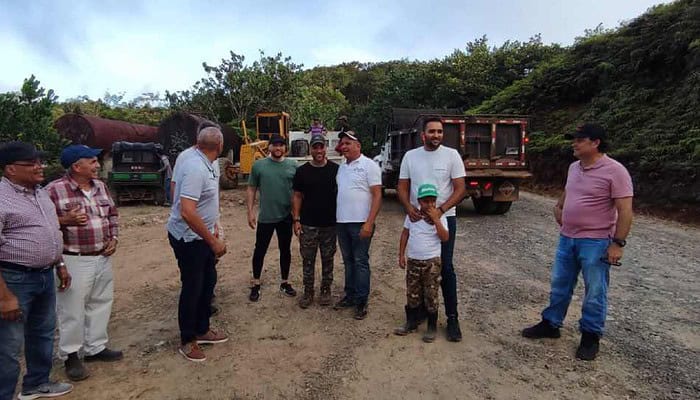 Productores y empresarios se unen para reparar caminos en San Francisco de Macorís