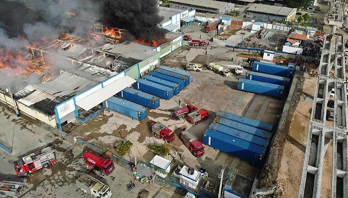 Incendio en el KM 11 de la autopista Duarte: Intensa labor de los bomberos y coordinación del 911