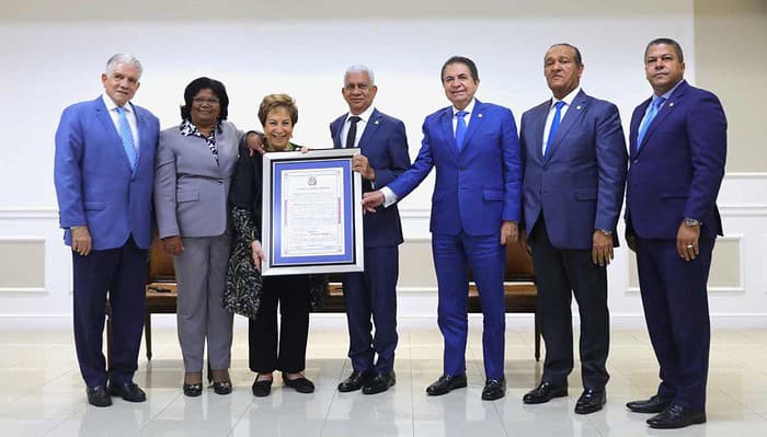 Jacqueline Malagón recibe reconocimiento del Senado de la República Dominicana