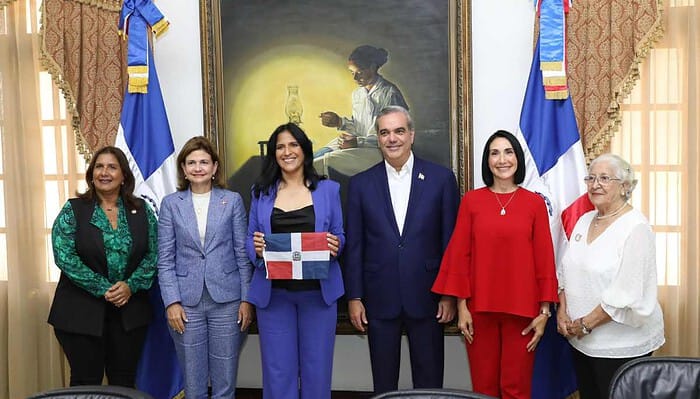 Luis Abinader recibe a Thais Herrera, primera dominicana en escalar el Monte Everest