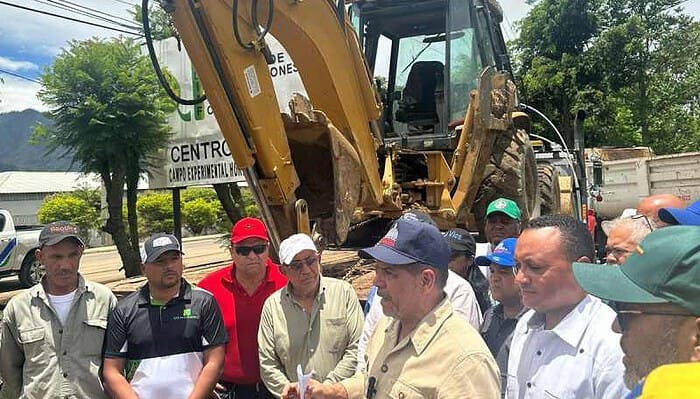 Ministro Limber Cruz visita zonas afectadas de Constanza