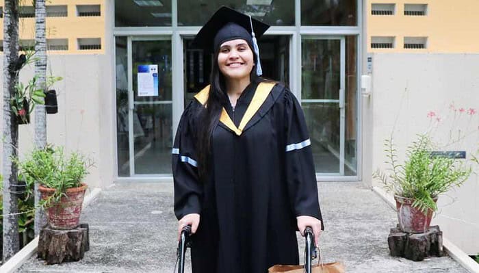 La joven que de padecer encefalitis pasó a celebrar su graduación