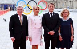 Presidente de COI y leyendas olímpicas participan en relevo de antorcha en Villa Olímpica