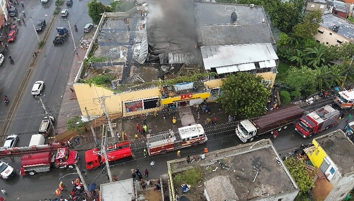 Sistema 911 coordina asistencia en incendio de tienda en Bajos de Haina