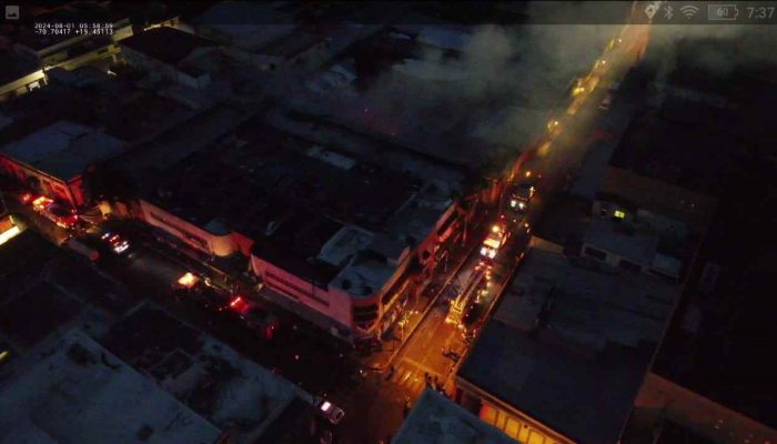 Incendio en plaza comercial de Santiago moviliza a Sistema 911 y bomberos