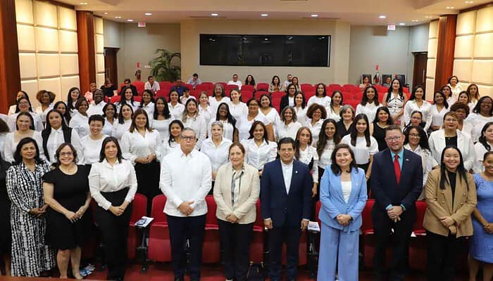 Graduación Academia para Mujeres Emprendedoras (AWE) en RD