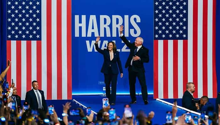 Kamala Harris presenta a Tim Walz