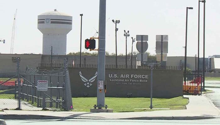 Tiroteo entre agentes de seguridad e individuos armados en base militar de Texas, EE. UU.